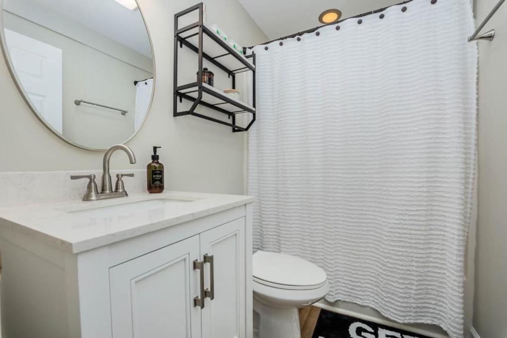 Minutes Away From Downtown Area Apartamento *